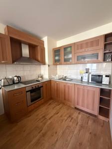 Prime location one bed apartment with hydro bath in Royal Plaza