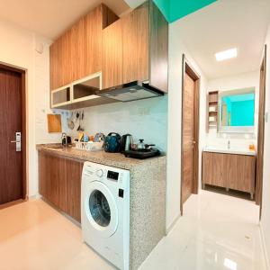 Regalia Park 2B1R 6pax Condo Forest City