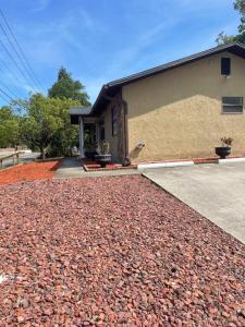 River Side Downtown 3 mins away!!