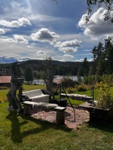 Hildas Hus with river view and spa