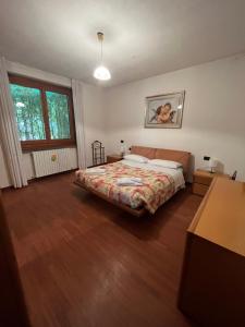 Signorile quadrilocale nel verde di Villa Guardia