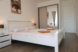 Bright Modern Holiday Home With Postcard Lake View