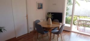 Quiet cozy apartment near beach