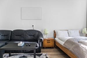 Charming 1BR Apartment with Garden Near Danube River