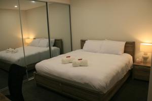Stylish 1Bedroom Apartment with Study and Parking Near Sydney Airport