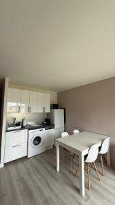 Simple one bedroom apt with pool and tennis at the entrance of Saint Tropez