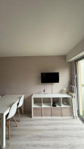 Simple one bedroom apt with pool and tennis at the entrance of Saint Tropez