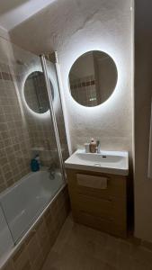 Simple one bedroom apt with pool and tennis at the entrance of Saint Tropez