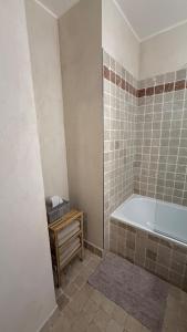 Simple basic one bedroom apt with pool and tennis at the entrance of Saint Tropez