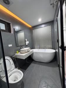 Million dollar view of Linh Dam lake extreme chill