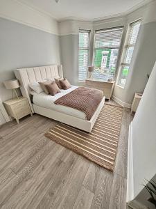 Liverpool Escape - 5 min walk to LFC Stadium, Sleeps 8, free parking, newly renovated home