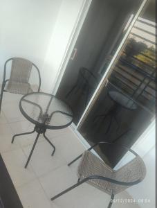 Habitación con baño privado y otras áreas compartidas