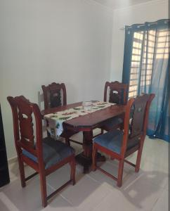 Habitación con baño privado y otras áreas compartidas