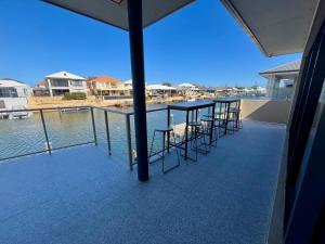 Port Bouvard Escape - Canal Home