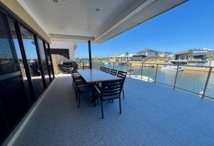 Port Bouvard Escape - Canal Home