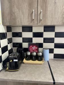 Self-Contained Studio with kitchen & bathroom - Warm Welcome Inn , Stirchley