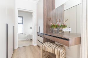 Relax in comfort and style with a swimming pool, aircons and braai room