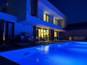 Villa Z1 Imotski - Luxury Retreat with Heated Pool & Spa