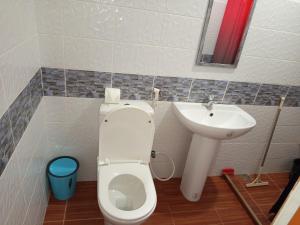 Sarahs Garden BnB & BnB Spa Family room with livingroom