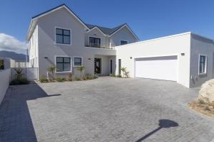 Relax in comfort and style with a swimming pool, aircons and braai room