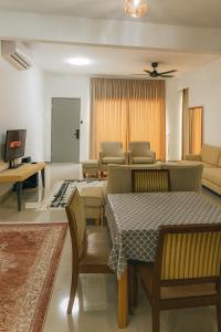 SAMPOISGT VILLA HOMESTAY - 3 Bedroom Landed House - With 3 Additional Single Foldable Mattresses - Near Bangi Avenue, UKM & GMI