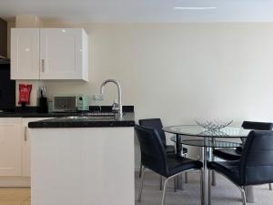 4BR Home - Gym - 3BA - Free Parking - En-suite - Near LGW Airport