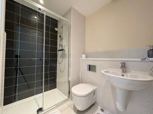 4BR Home - Gym - 3BA - Free Parking - En-suite - Near LGW Airport