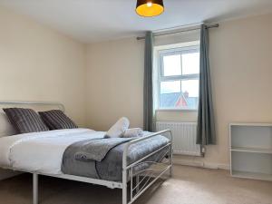 4BR Home - Gym - 3BA - Free Parking - En-suite - Near LGW Airport