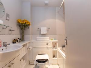 Pass the Keys Charming Flat by Hyde Park with Parking & Tube