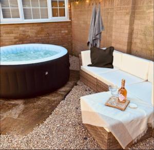 Modern Coastal Retreat, HotTub, Fire Pit, Pets welcome