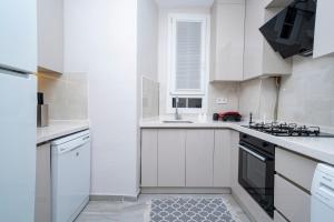 Spacious 3-Bedroom, 2-Bathroom Apartment with High Ceilings