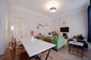 Spacious 3-Bedroom, 2-Bathroom Apartment with High Ceilings