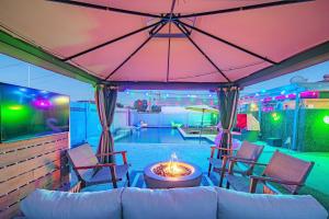 Old Town RGB Forest Bar with Spa, Pool, Sauna, Golf, Hot Tub, Ping Pong, & Gazebo - 4hvězdičkové hotely ve městě Scottsdale