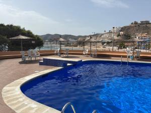 Vista al mar con piscina