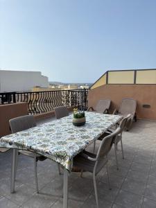 Cosy 2 Bedroom Penthouse with Terraces & seaview
