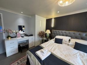 Ambleside Rooms & Suites - Parking Available Onsite