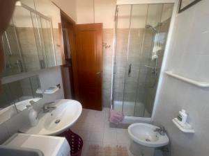 Villino con giardino a 10 minuti a piedi dalla spiaggia e vicino a Roma