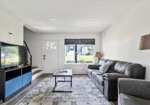 312C State St Stylish 2BR Near Uptown Your Perfect Home Base!