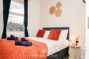 Stylish 5BR Home - Contractors Stay - Sleeps 9 - Parking