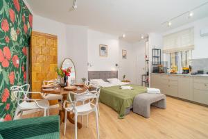 Old Town Studio - Top Location, Balcony - by Rentujemy