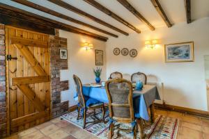 Maple Cottage - Rural Charm & Cotswold Views