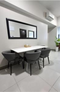 1BR at the FORT BGC near Malls, Restaurants & Shops