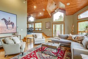 1 Mi to Ski Breckenridge Home with View and Hot Tub