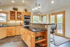 1 Mi to Ski Breckenridge Home with View and Hot Tub