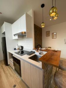 Stunning high-rise apartment with panoramic view, Jacuzzi, gym, Near Carolina Park, Atahualpa Stadium, Quicentro Shopping