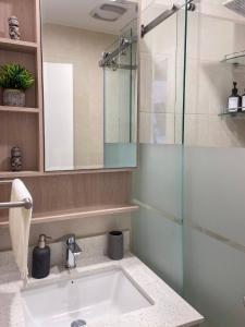 Stunning high-rise apartment with panoramic view, Jacuzzi, gym, Near Carolina Park, Atahualpa Stadium, Quicentro Shopping