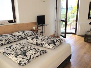 MODERN LUXURY FOREST APARTMENT - 30 mins to center