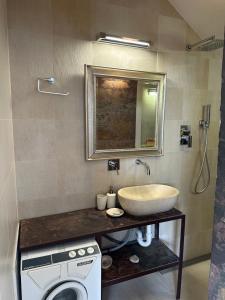 MODERN LUXURY FOREST APARTMENT - 30 mins to center