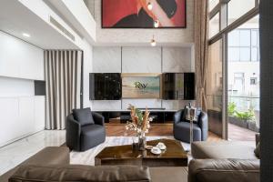 Stunning 4-Bed 300m Penthouse is under maintenance and repair