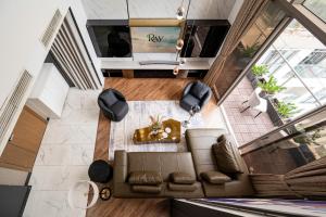 Stunning 4-Bed 300m Penthouse is under maintenance and repair